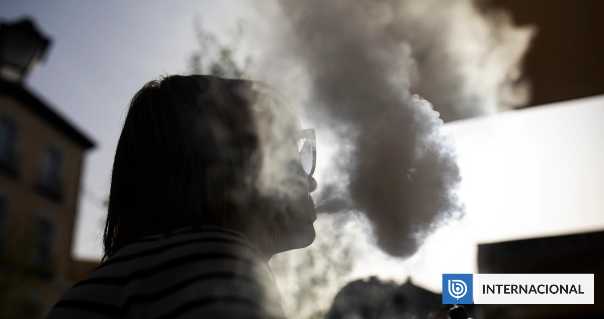 Reino Unido aprueba ley que prohibirá fumar a todas las personas nacidas después del año 2008