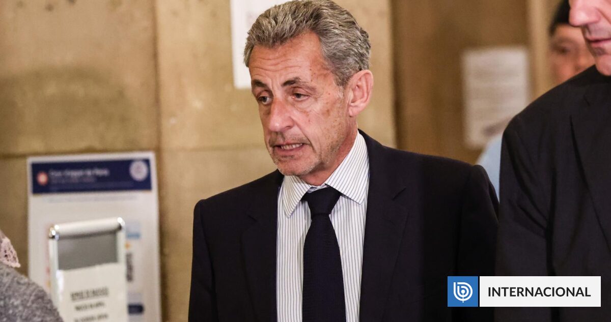 Sarkozy contradice a excolaborador en juicio sobre financiamiento libio de su campaña en Francia