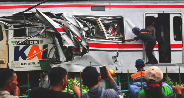 Suben a siete los muertos por colisión de dos trenes de pasajeros en Indonesia