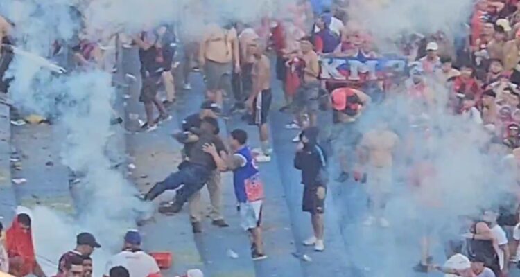 Clásico entre Olimpia y Cerro Porteño fue suspendido por graves incidentes en Paraguay.