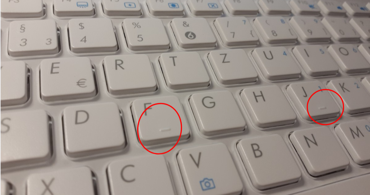 Teclas F y J en un teclado de computador