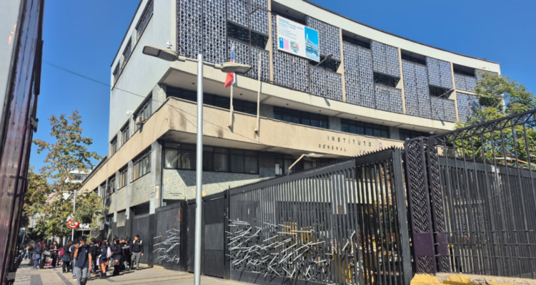 Estudiantes del Instituto Nacional inician toma del establecimiento