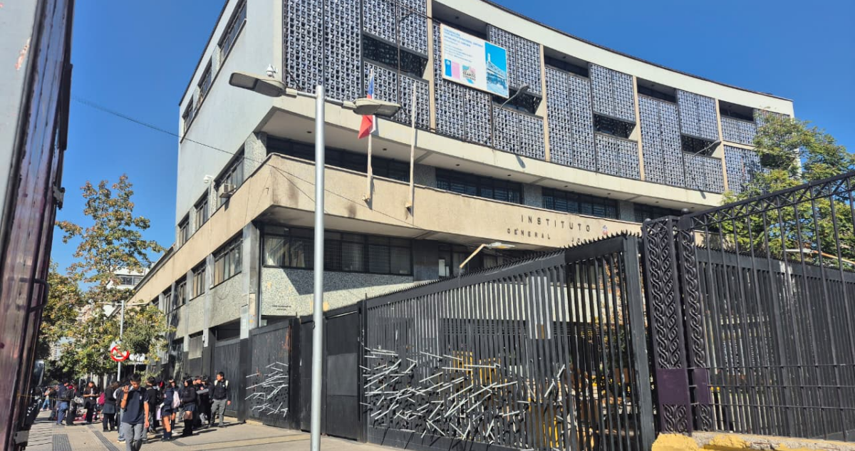 Estudiantes del Instituto Nacional inician toma del establecimiento