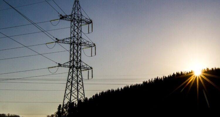 Intentan derribar torre de alta tensión en Victoria