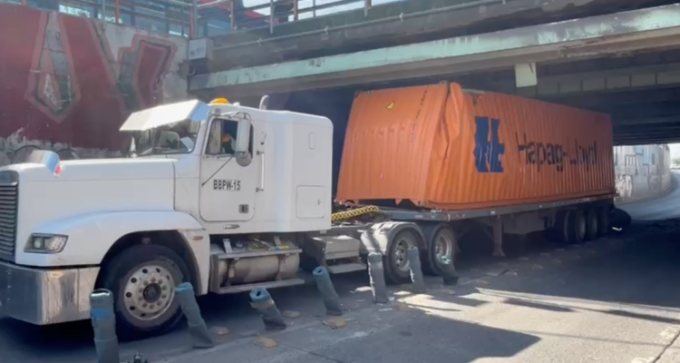 Tránsito por importante avenida de la capital estará interrumpido todo el día por camión atrapado