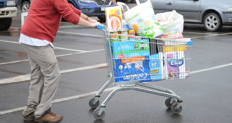 Tras el alza en las bencinas: Supermercados anuncian que congelarán precios de productos básicos