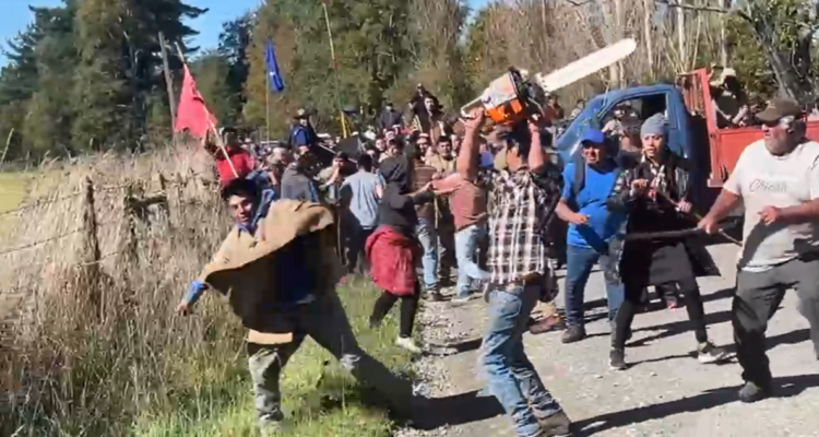 Tras enfrentamiento a golpes: cortejo fúnebre de pareja de machi Huichalaf logra entrar a cementerio