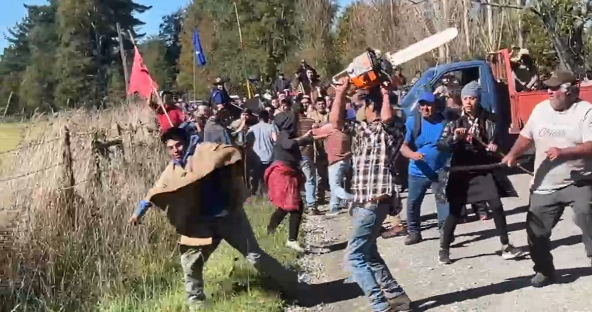 Tras enfrentamiento a golpes: cortejo fúnebre de pareja de machi Huichalaf logra entrar a cementerio