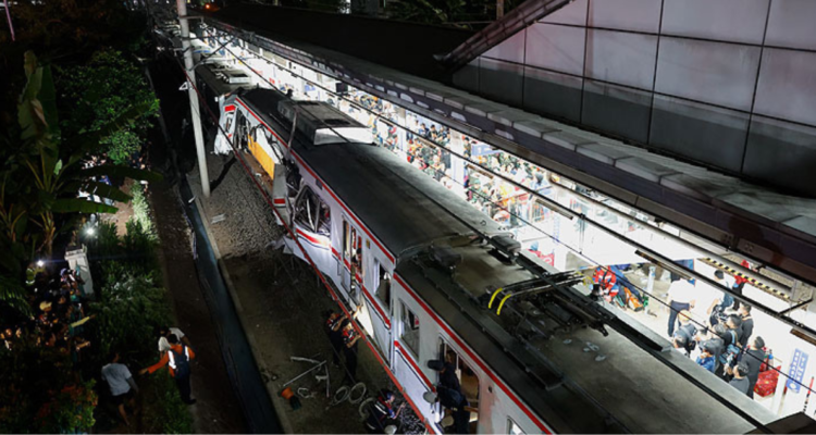 Choque de trenes en Indonesia