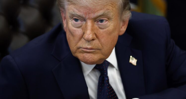 "Será mejor que entren en razón luego": Trump envía mensaje a Irán con imagen en la que aparece armado