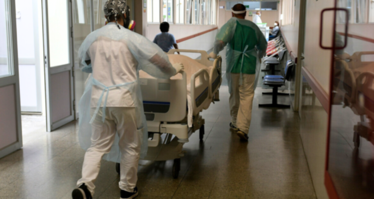 Foto de contexto de personal de salud trabajando en hospital