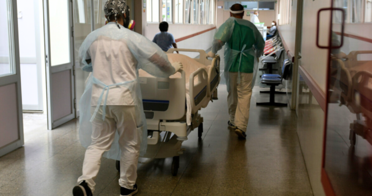 Foto de contexto de personal de salud trabajando en hospital