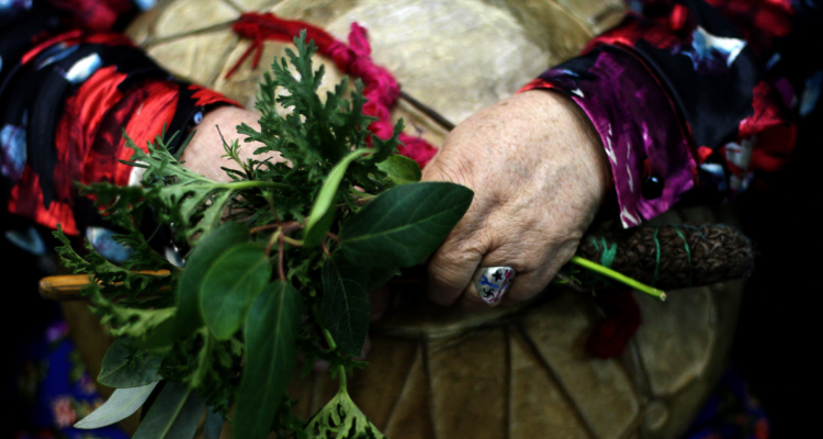 Foto de contexto de persona mapuche