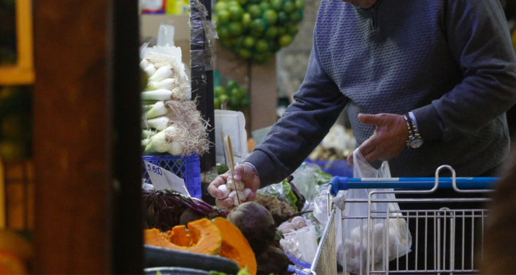 Persona comprando verduras