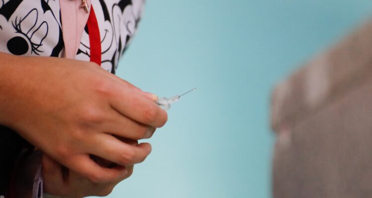 Suprema ordena vacunación inmediata de bebé tras negativa de sus padres en Angol