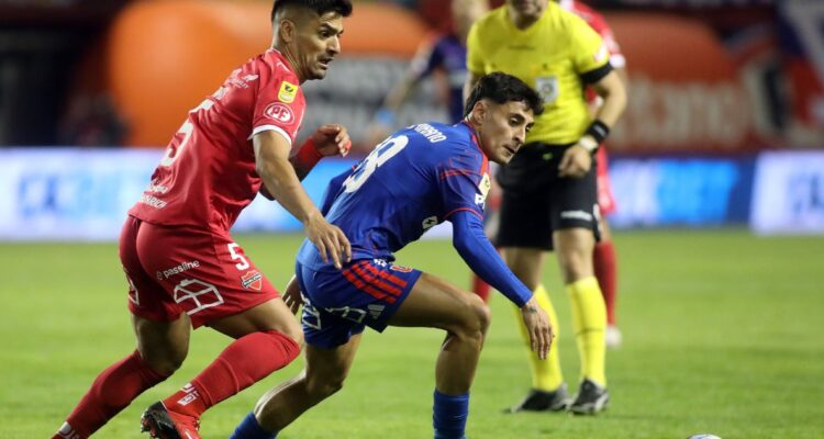 Altamirano “asume el riesgo”: qué dijo el VAR en patadón sin sanción en el Ñublense-La U por la Liga