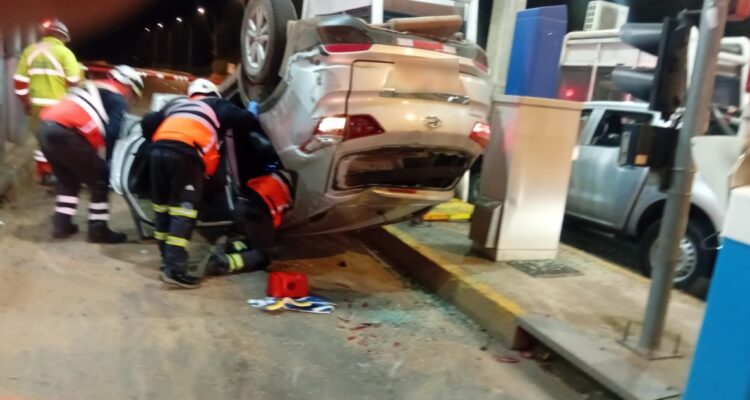 Vehículo termina volcado tras ingresar a gran velocidad a peaje Agua Amarilla: hay dos lesionados