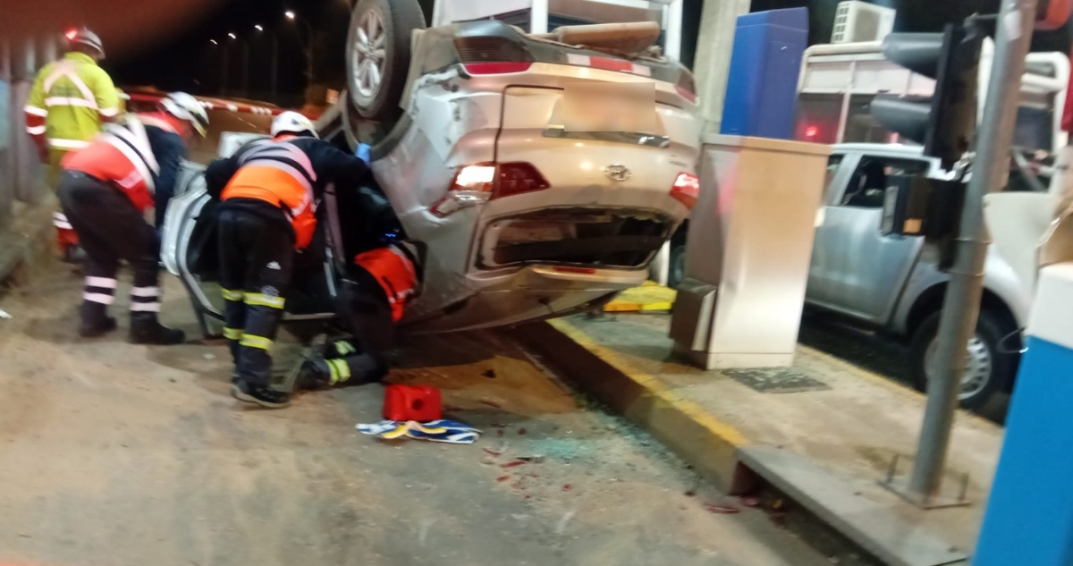 Vehículo volcado en peaje Agua Amarilla