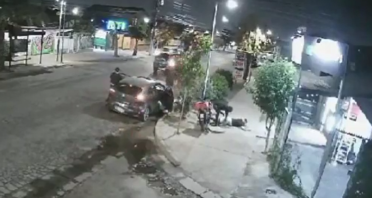VIDEO | Investigan violenta encerrona a clientes que esperaban afuera de local en Puente Alto