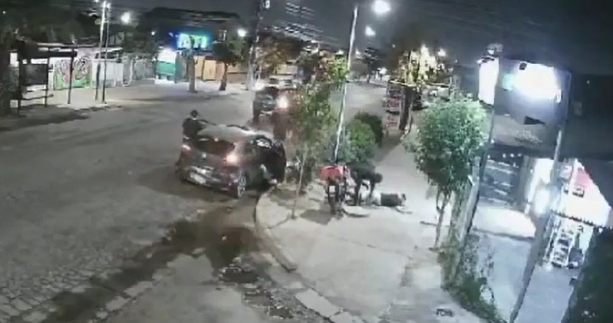 VIDEO | Investigan violenta encerrona a clientes que esperaban afuera de local en Puente Alto