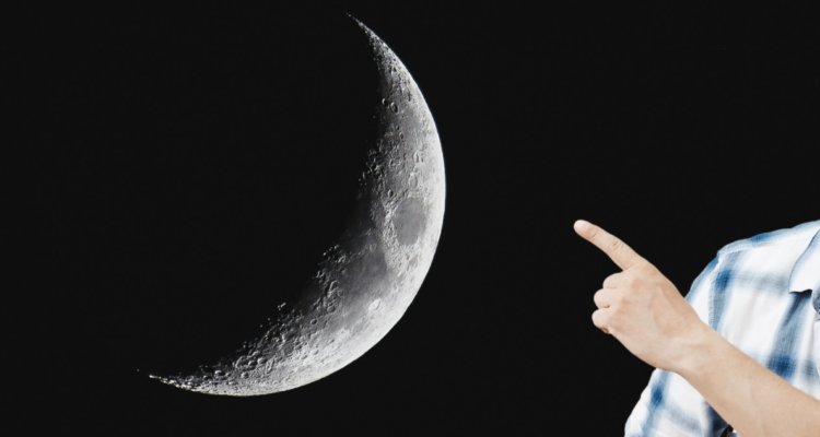 Persona apuntando la luna