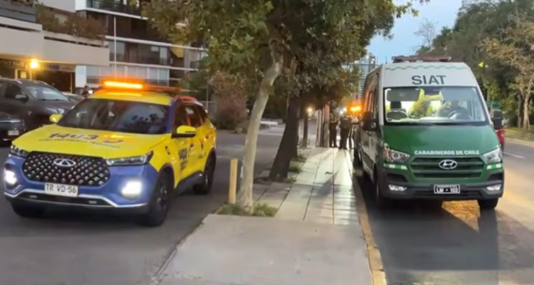 Mujer muere atropellada en Vitacura: motociclista responsable se fugó y fue detenido