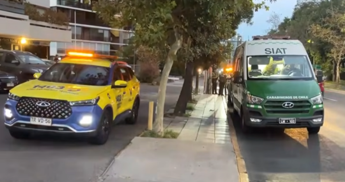 Mujer muere atropellada en Vitacura: motociclista responsable se fugó y fue detenido