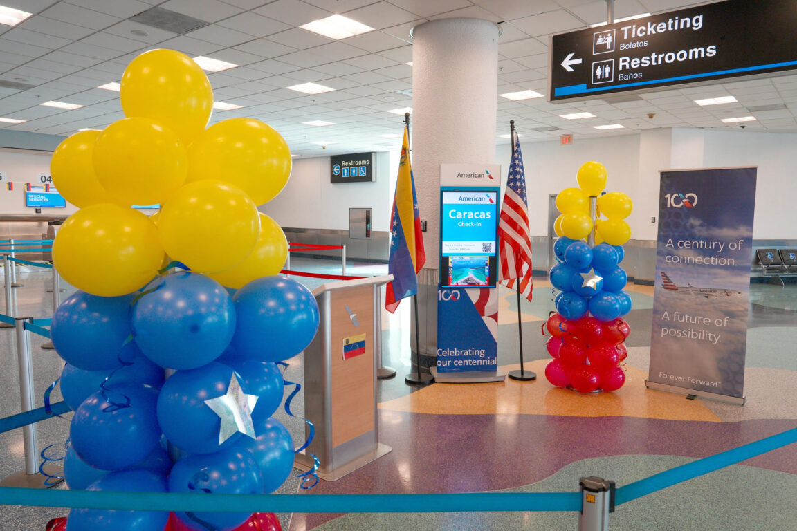 Cartel anunciando el vuelo con destino a Caracas en el aeropuerto Internacional de Miami 