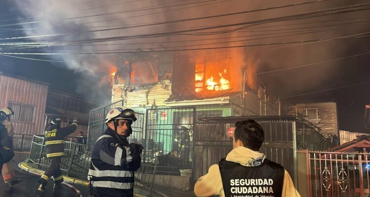 Incendio estructural en cerro Barón de Valparaíso moviliza a 11 unidades de Bomberos