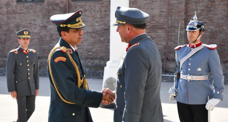 Chile condecora a jefe del Ejército boliviano tras 17 años sin visitas bilaterales