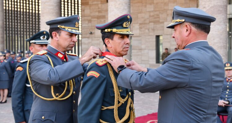 Chile condecora a jefe del Ejército boliviano tras 17 años sin visitas bilaterales