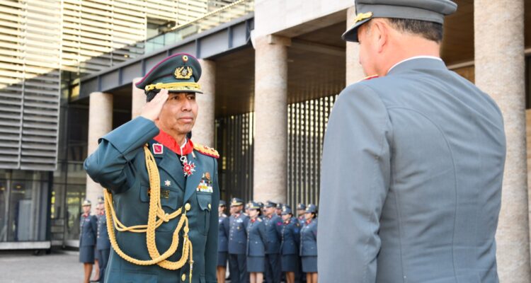 Chile condecora a jefe del Ejército boliviano tras 17 años sin visitas bilaterales
