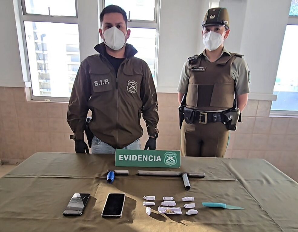 Dos estudiantes detenidos que tenían escopeta artesanal en liceo de Talcahuano: se tomaron foto en baño