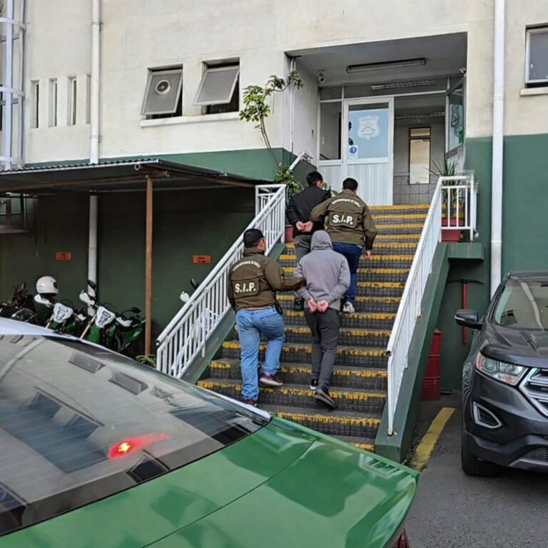 Detenidos 2 estudiantes que tenían escopeta artesanal en liceo de Talcahuano: se tomaron foto en baño