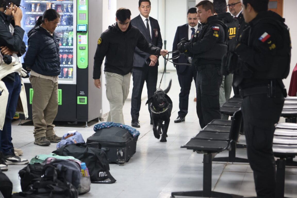 Primer vuelo de expulsión de inmigrantes de Kast