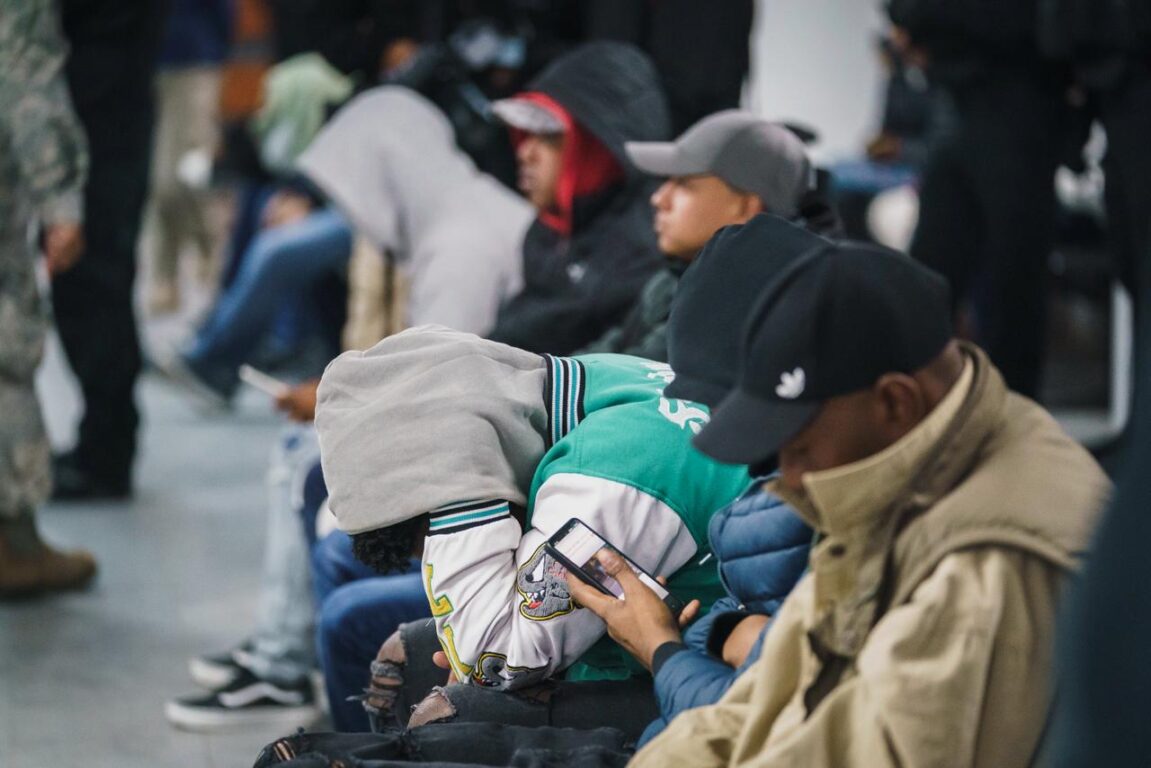 Primer vuelo de expulsión de inmigrantes de Kast