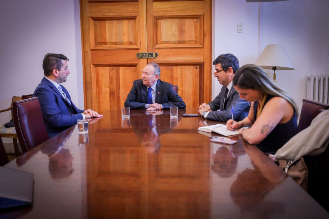 Olivares se desmarca de Parisi, rebate a Jiles y pide no "demonizar" rebaja de impuestos a empresarios