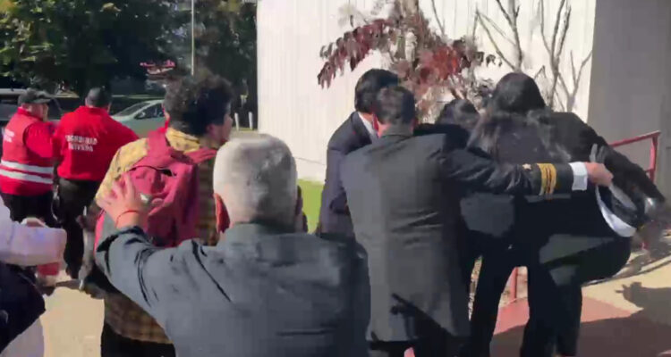 Ministra de Ciencias, Ximena Lincolao, es agredida y rociada con agua en la UACh de Valdivia