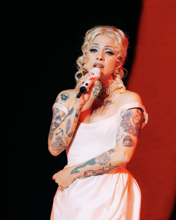 Todas íbamos a ser Mon Laferte: la noche en que una Femme Fatale mundial devoró a Santiago