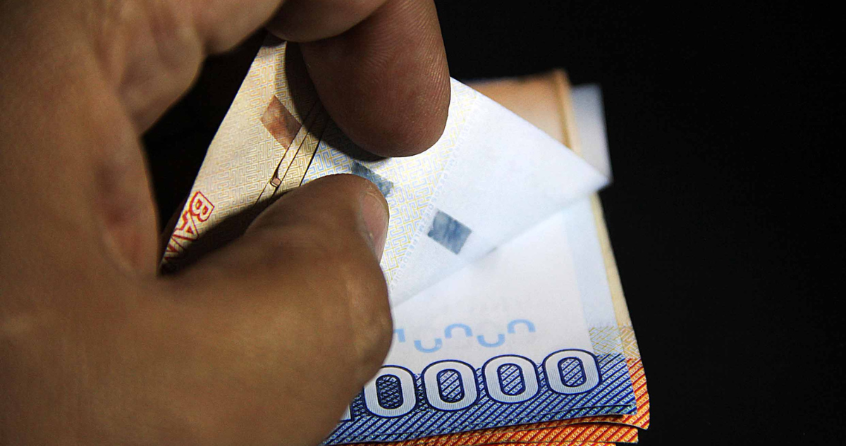 Persona contando billetes
