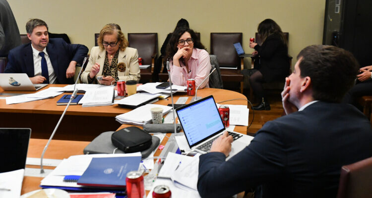 Rechazan iniciativa del gobierno que permitía a la IA usar sin pagar contenidos creados por chilenos