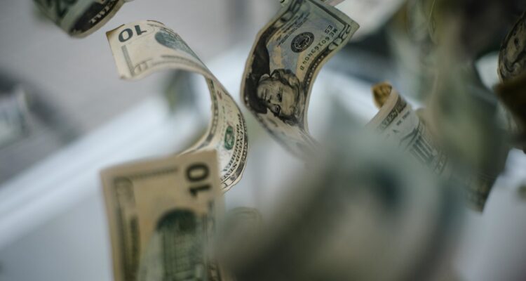 Dólar rompe bajo los $900 por la fortaleza del cobre y expectativas de más desescalada entre EEUU-Irán