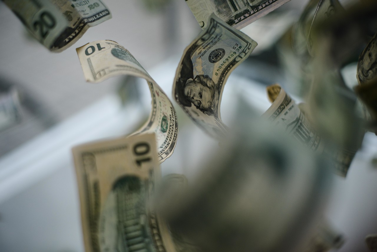 Dólar rompe bajo los $900 por la fortaleza del cobre y expectativas de desescalada entre EEUU e Irán