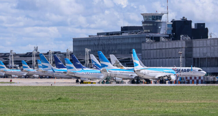 Las aerolíneas rechazan el fuerte aumento “unilateral” de cargos para la navegación aérea en Argentina