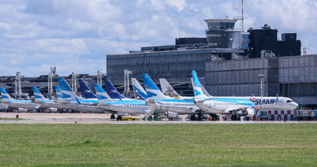 Las aerolíneas rechazan el fuerte aumento “unilateral” de cargos para la navegación aérea en Argentina