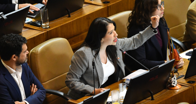Republicanas acusan actitud "octubrista" de Veloso (FA) por llamar a obstaculizar agenda del Gobierno