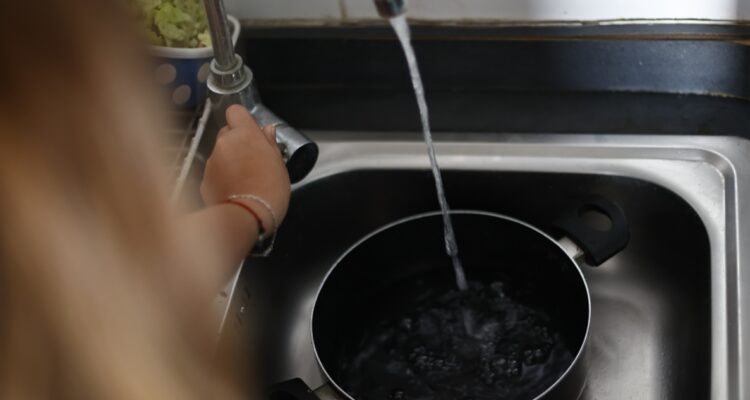 https://media.biobiochile.cl/wp-content/uploads/2026/05/agua-alza-tarifa-suralis-750x400.jpg