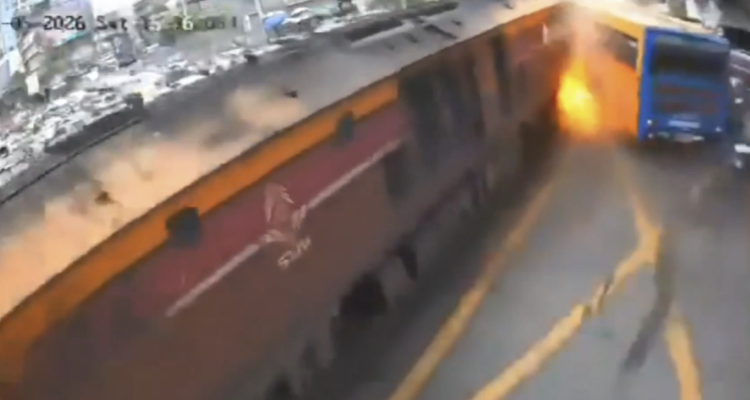 Al menos 8 muertos y 25 heridos dejó choque entre tren y autobús que se incendió en Bangkok