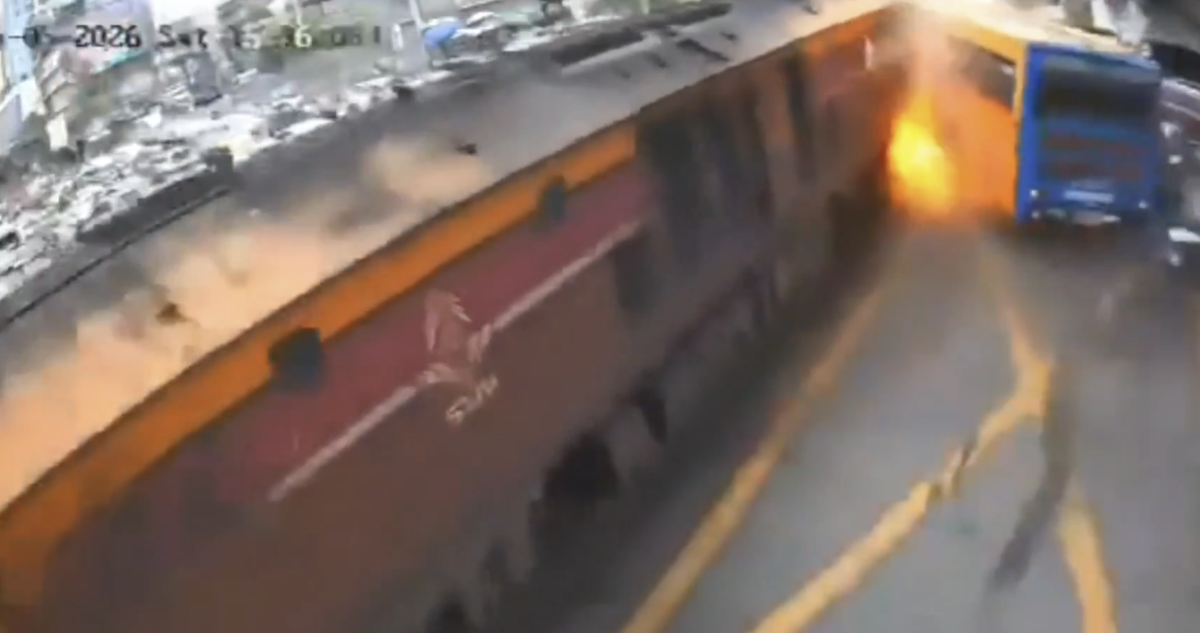 Al menos 8 muertos y 25 heridos dejó choque entre tren y autobús que se incendió en Bangkok