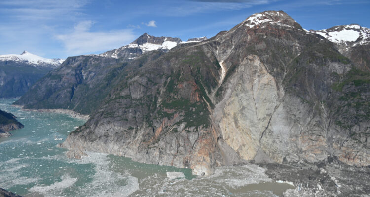 Foto del fiordo donde ocurrió el tsunami por el derretimiento de un glaciar